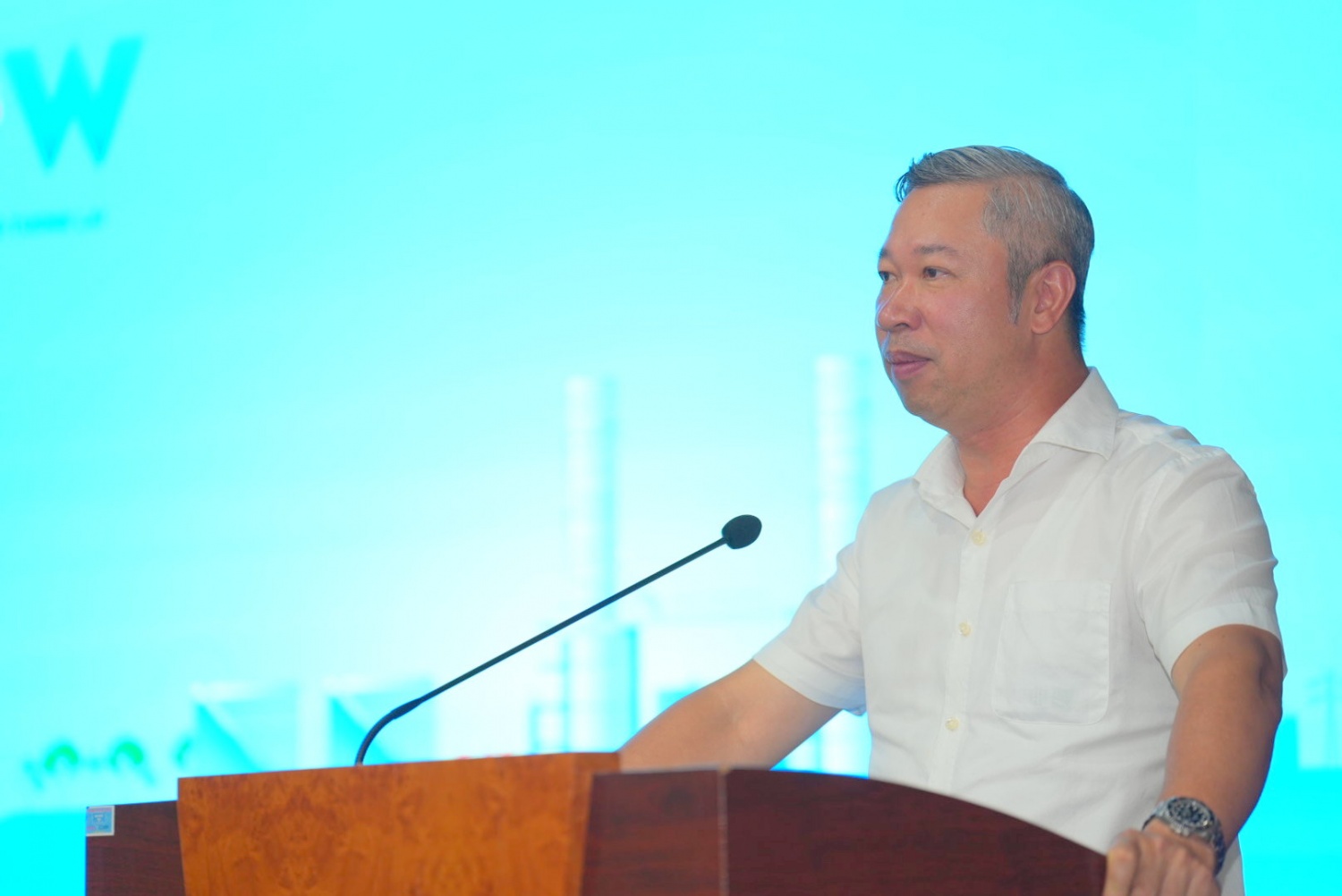 Ông Phạm Nguyên Hùng - Cục trưởng Cục Kỹ thuật An toàn và Môi trường Công nghiệp cùng các cán bộ thuộc Cục - Bộ Công thương nêu ý kiến tại Hội nghị
