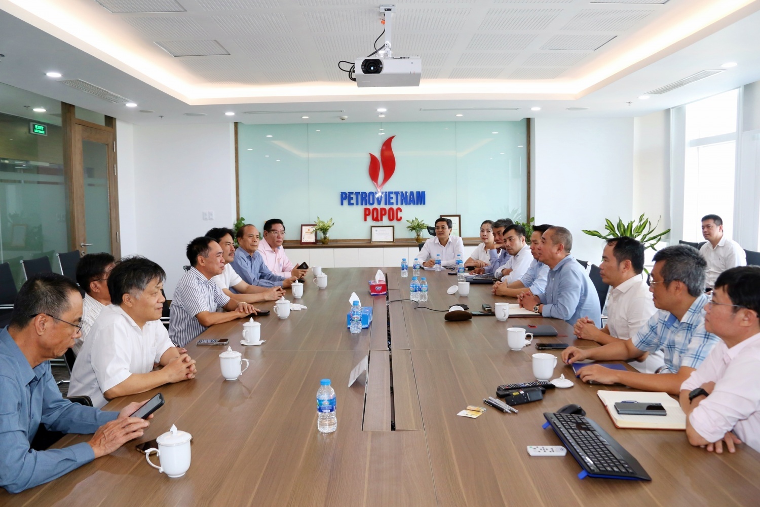 Đoàn công tác Hội Dầu khí Việt Nam àm việc với Công ty Điều hành Dầu khí Phú Quốc.