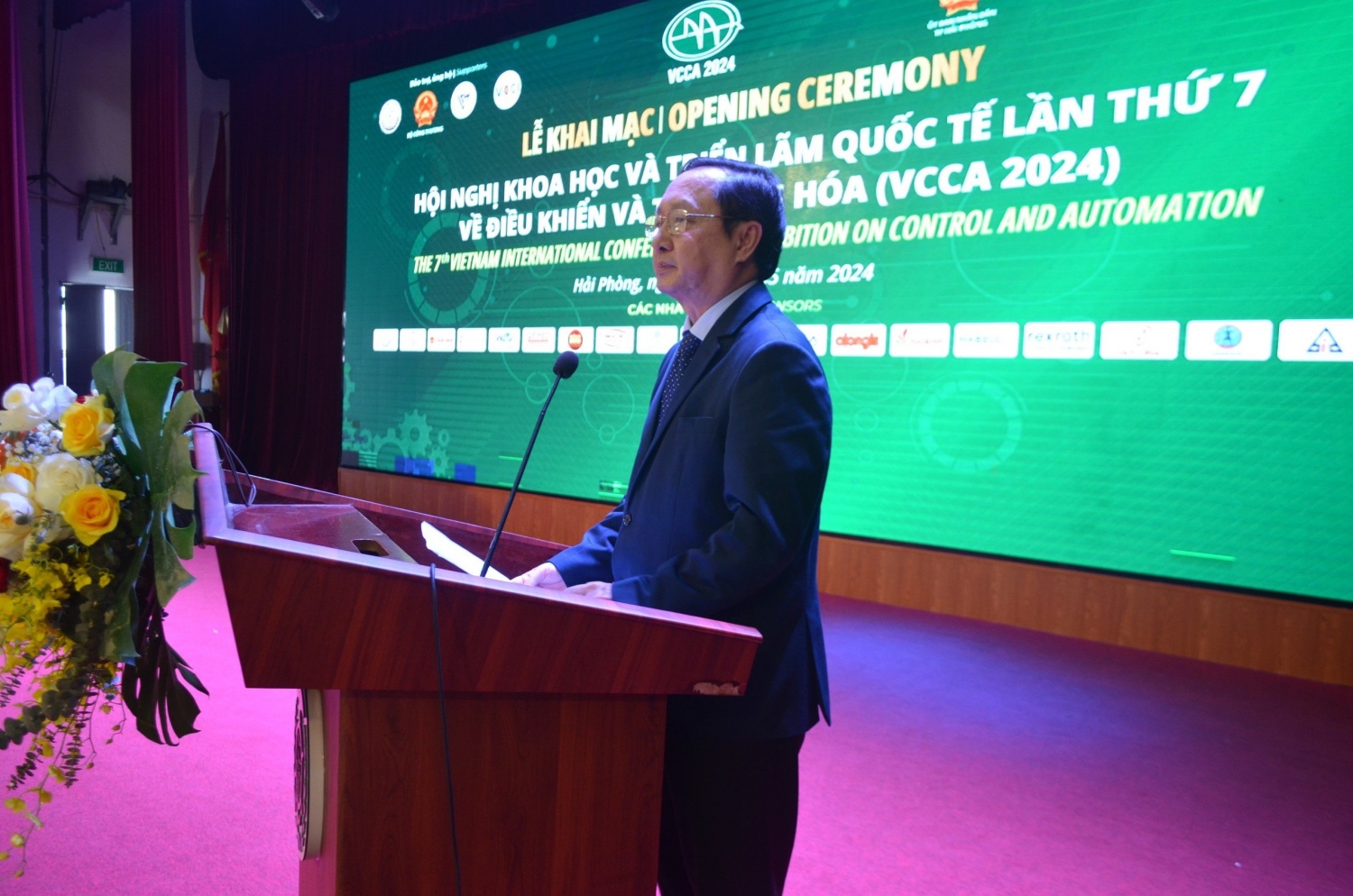 Ông Huỳnh Thành Đạt - Bộ trưởng Bộ Khoa học Công nghệ phát biểu tại Lễ khai mạc Triển lãm. 
