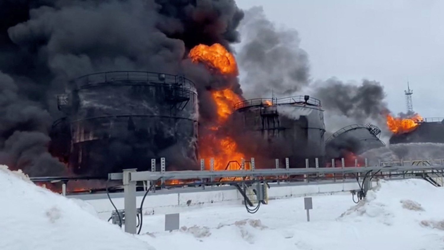 Các chuyên gia nói gì về cuộc tấn công của Ukraine vào các nhà máy lọc dầu Nga?