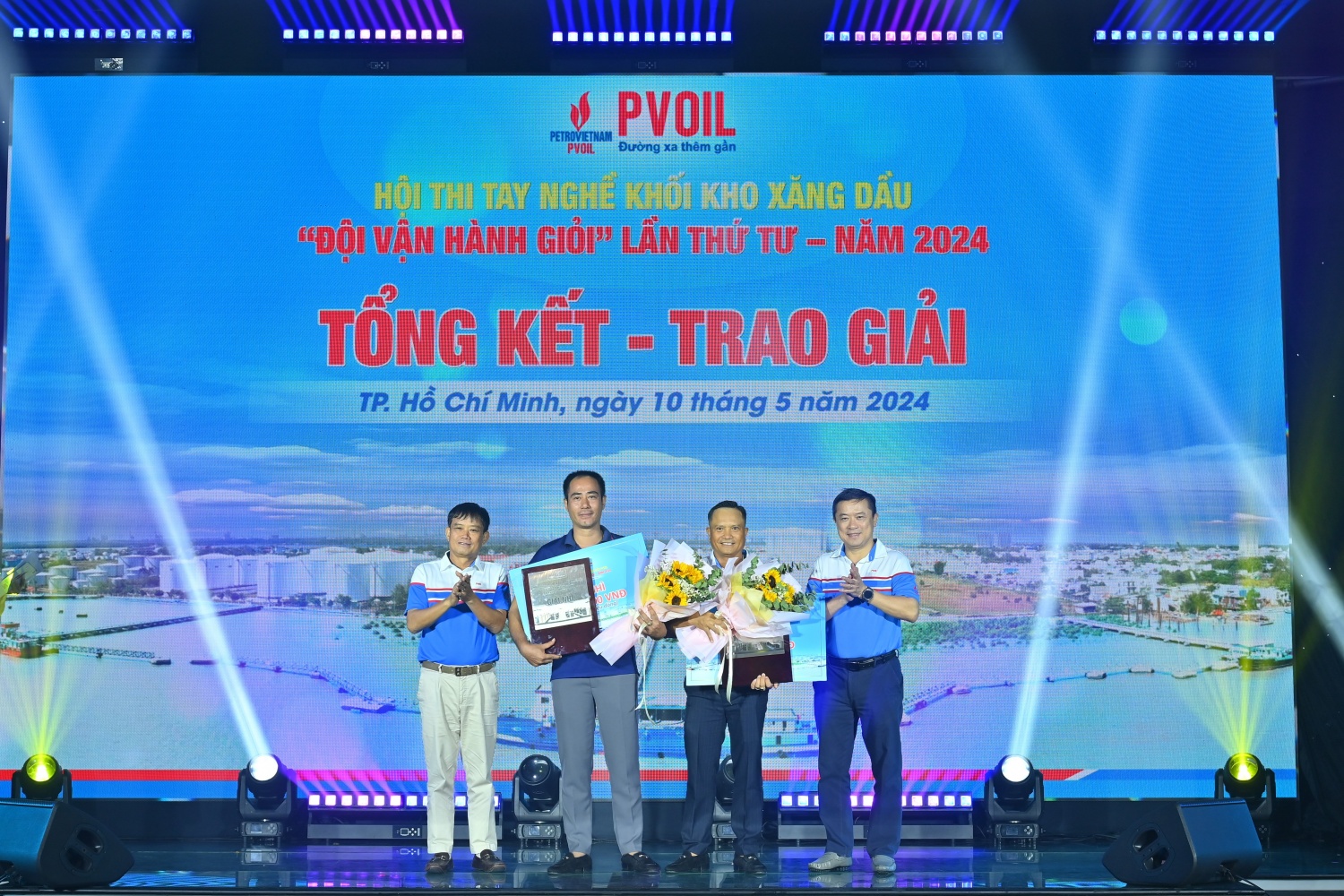 Lãnh đạo Tổng công ty trao giải cho các đội đạt Giải Nhì (PVOIL Tây Ninh, PVOIL Nhà Bè)
