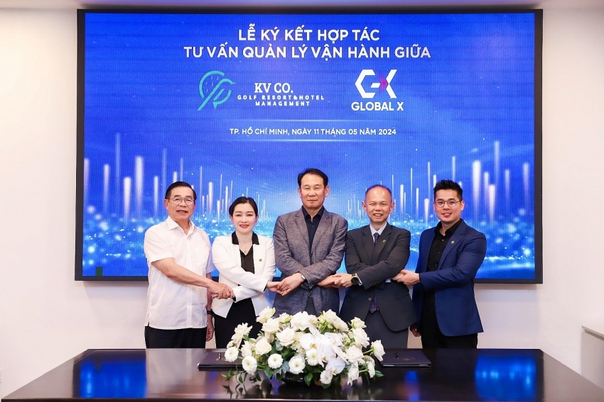 Đại diện K.V Golf Resort & Hotel Management và đại diện Nova Hotels & Resort World, Global X tại buổi ký kết