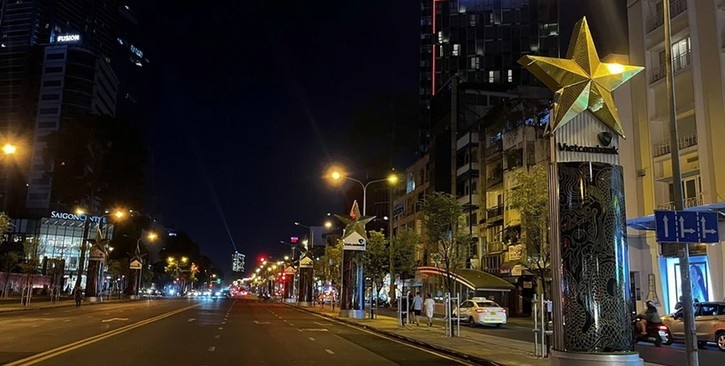 Nhiều biển quảng cáo, trang trí và các khu vực công cộng trên đường Lê Lai (Quận 1) đã tắt hoặc giảm 50% công suất hệ thống chiếu sáng