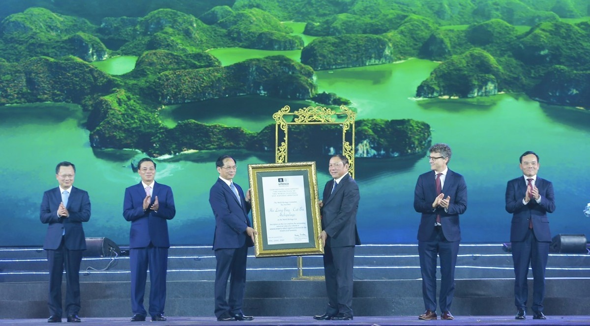 Phó Thủ tướng Chính phủ Trần Lưu Quang, Đại diện tổ chức UNESCO tại Việt Nam trao Bằng công nhận Vịnh Hạ Long (tỉnh Quảng Ninh)-Quần đảo Cát Bà TP. Hải Phòng) là Di sản thiên nhiên thế giới cho lãnh đạo TP. Hải Phòng và tỉnh Quảng Ninh - Ảnh: Báo Hải Phòng