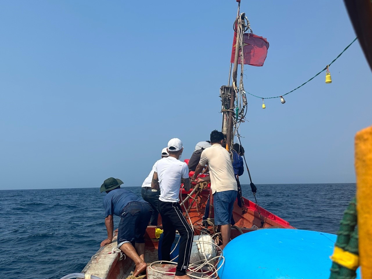 Quảng Ngãi: Công an thu thập tài liệu, chứng cứ vụ chìm tàu kéo sà lan
