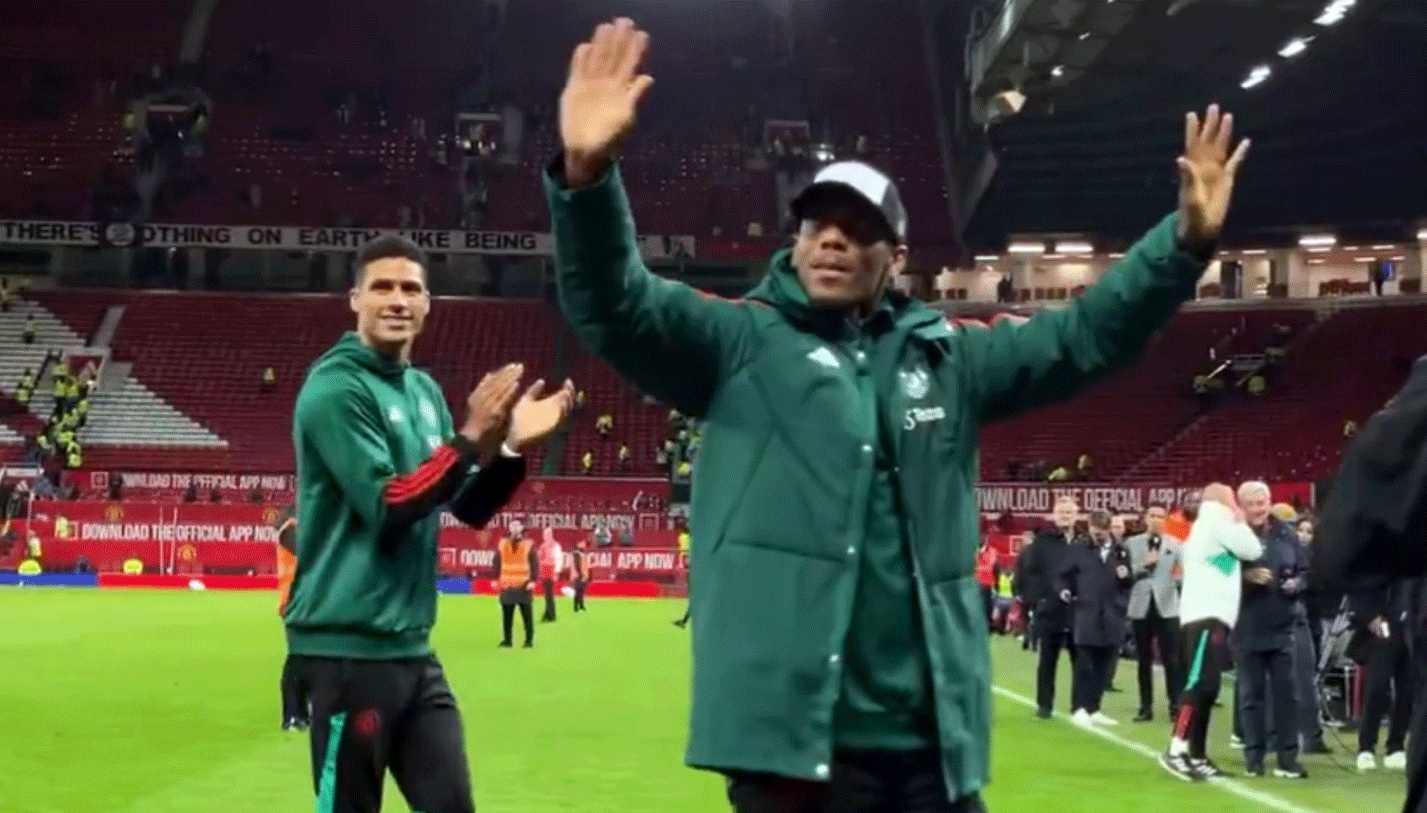 Varane và Martial vẫy tay chào tạm biệt cổ động viên Man Utd