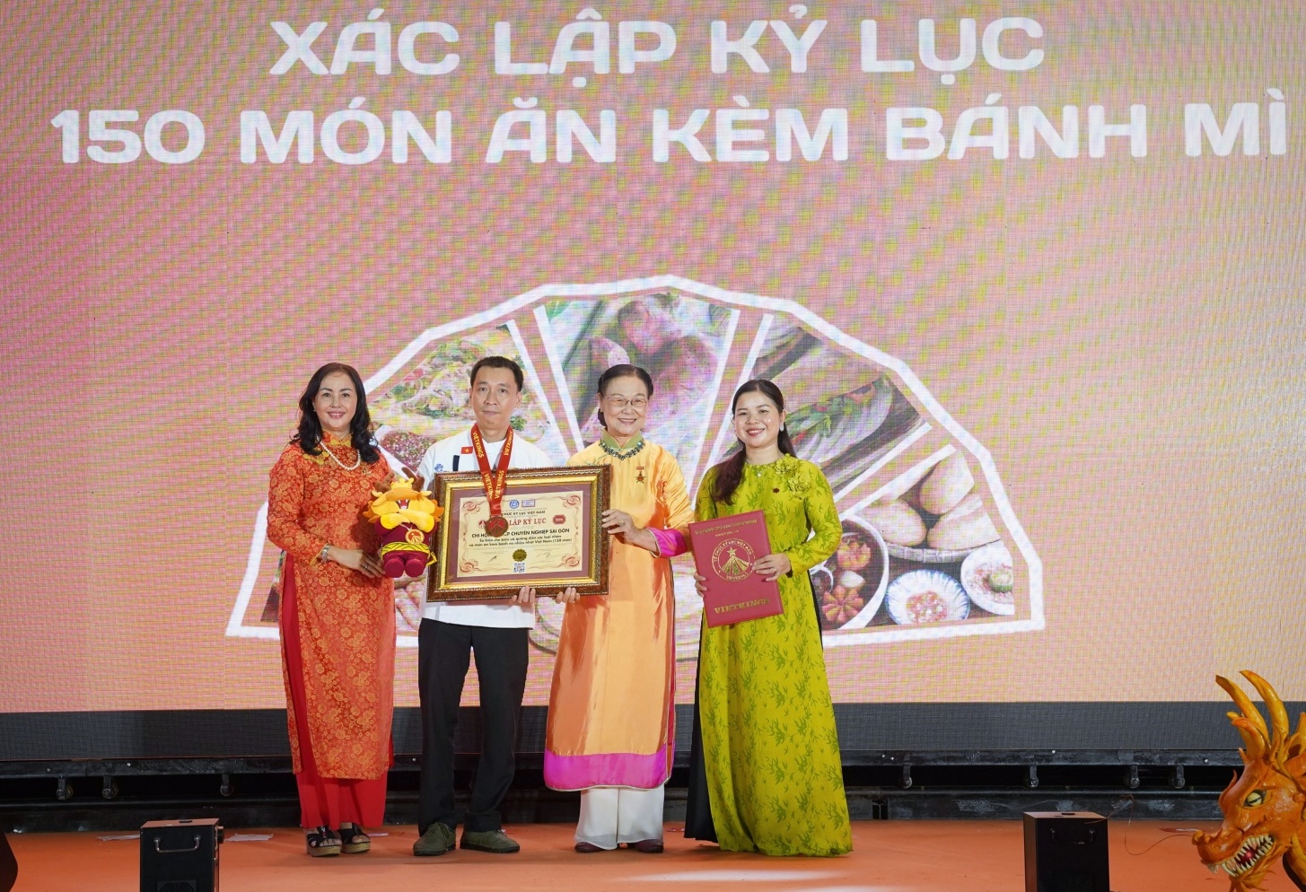 TP HCM: Xác lập kỷ lục hơn 150 món ăn đi kèm bánh mì