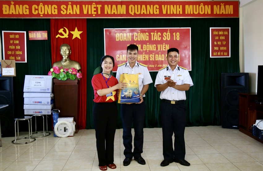 Petrovietnam thăm, động viên cán bộ chiến sĩ, người dân tại huyện đảo Trường Sa và Nhà giàn DK1/9 – Ba Kè