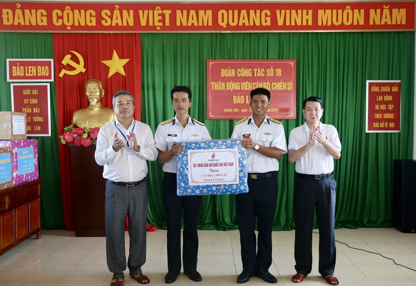 Petrovietnam thăm, động viên cán bộ chiến sĩ, người dân tại huyện đảo Trường Sa và Nhà giàn DK1/9 – Ba Kè