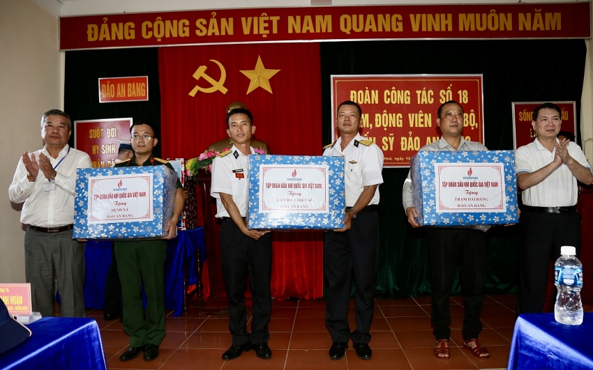 Petrovietnam thăm, động viên cán bộ chiến sĩ, người dân tại huyện đảo Trường Sa và Nhà giàn DK1/9 – Ba Kè