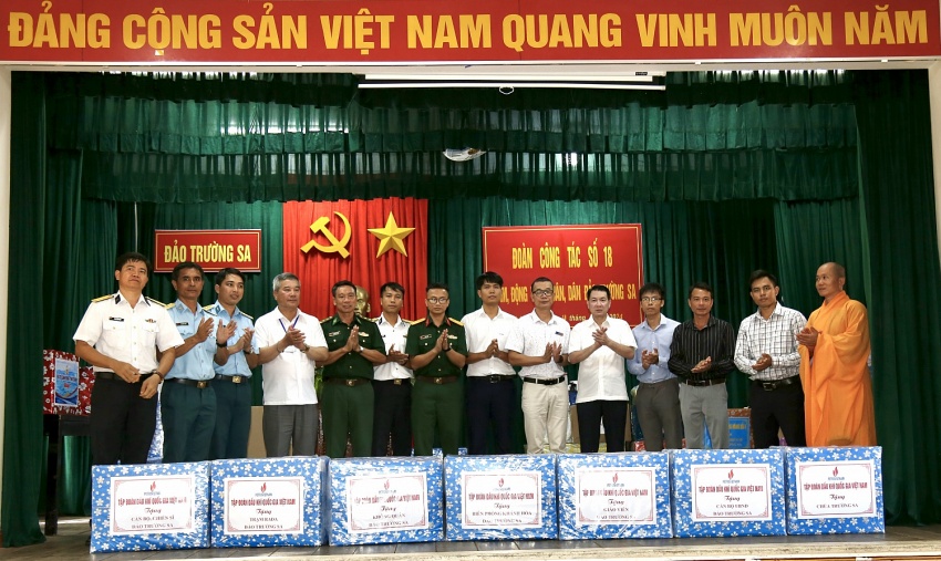 Petrovietnam thăm, động viên cán bộ chiến sĩ, người dân tại huyện đảo Trường Sa và Nhà giàn DK1/9 – Ba Kè