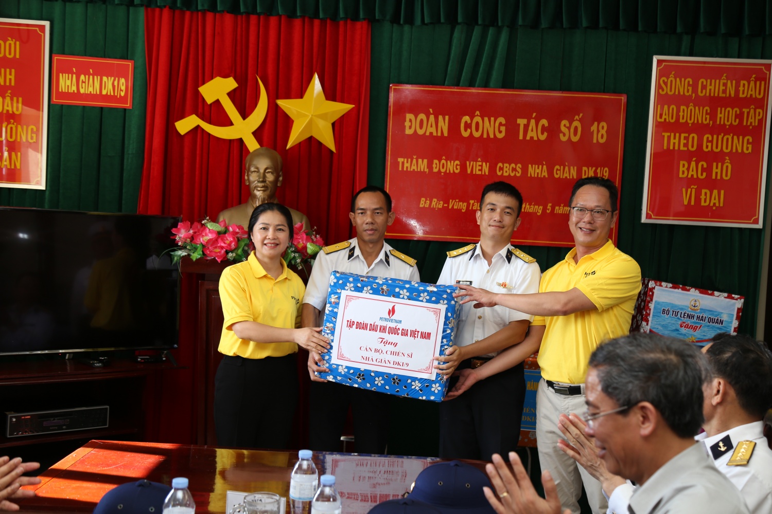 Tập đoàn Dầu khí Việt Nam thăm, động viên cán bộ chiến sĩ, người dân  tại huyện đảo Trường Sa và Nhà giàn DK1/9 – Ba Kè