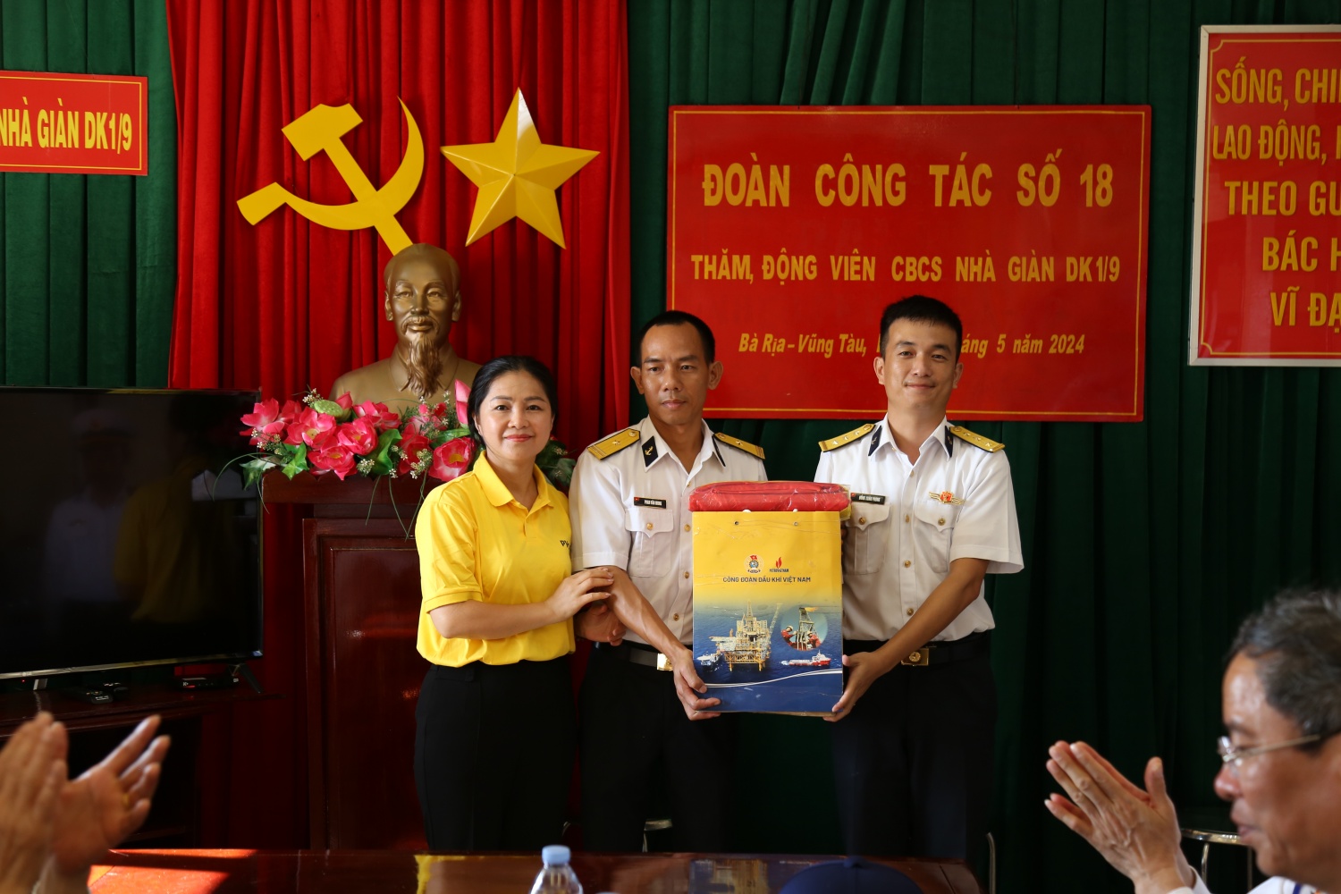 Tập đoàn Dầu khí Việt Nam thăm, động viên cán bộ chiến sĩ, người dân  tại huyện đảo Trường Sa và Nhà giàn DK1/9 – Ba Kè
