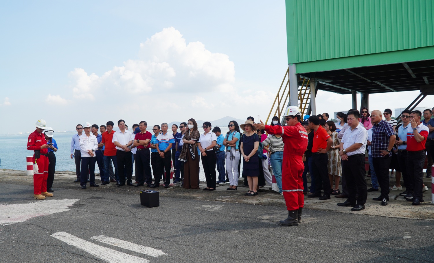 [Chùm ảnh] Lớp tập huấn nghiệp vụ cho chủ tịch công đoàn cơ sở tham quan cảng Vietsovpetro