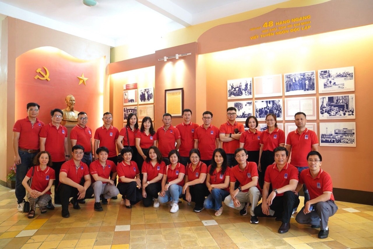 Chi bộ Chuyên môn dâng hương tưởng niệm Chủ tịch Hồ Chí Minh tại di tích lịch sử 48 Hàng Ngang