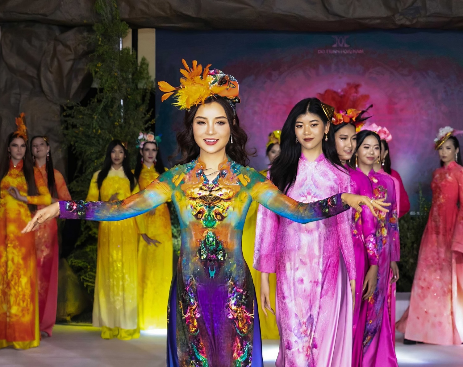 Người mẫu, diễn viên múa Mai Thu Trang cùng các người mẫu trình diễn Bộ sưu tập áo dài Phượng Hoàng của nhà thiết kế Đỗ Trịnh Hoài Nam