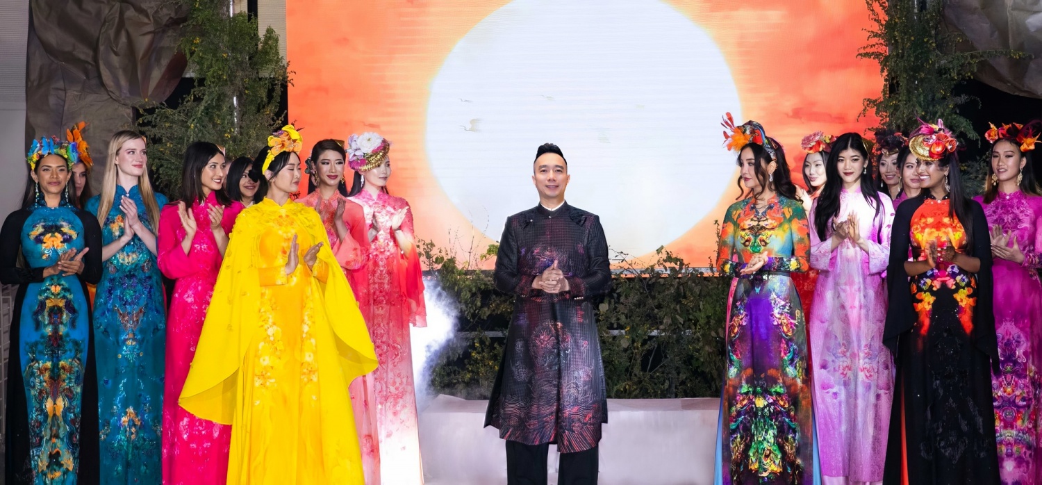 Nhà thiết kế Đỗ Trịnh Hoài Nam cùng các người mẫu quốc tế trình diễn Bộ sưu tập áo dài Phượng Hoàng trên sàn diễn thời trang Hoa Kỳ.