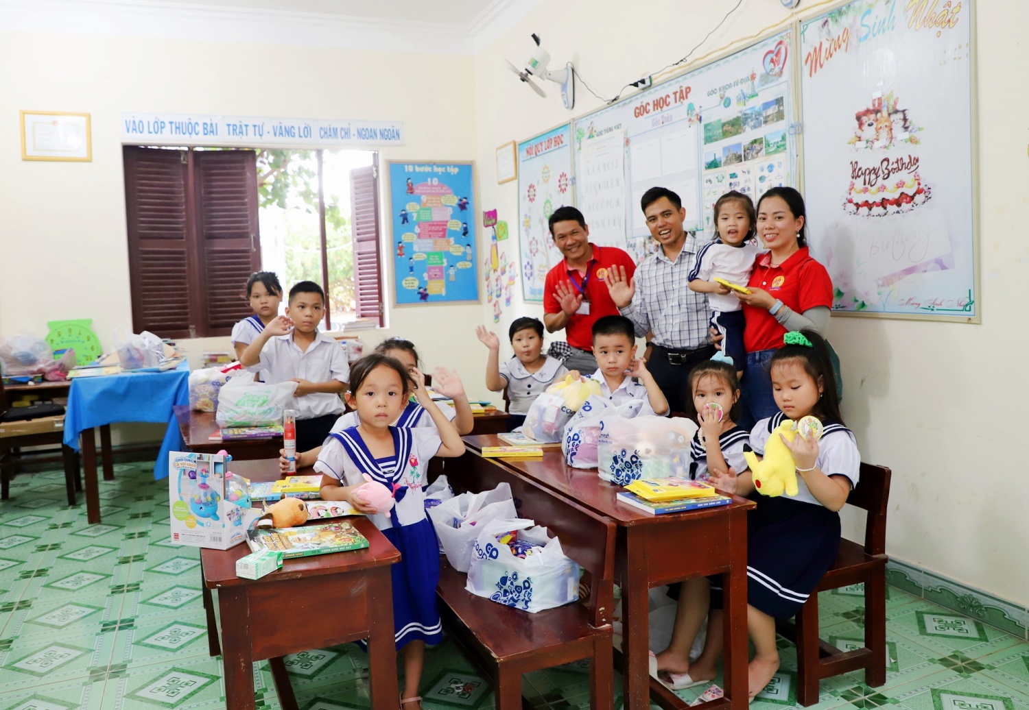 Các thành viên Đoàn công tác thăm và tặng quà các em học sinh tại Trường tiểu học thị trấn Trường Sa