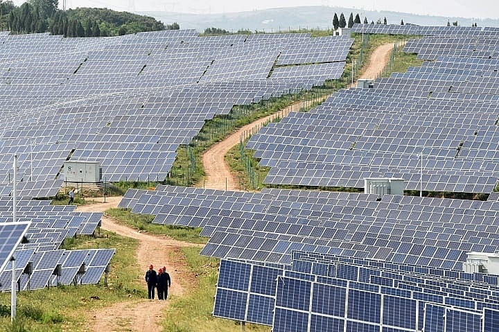 Các tấm pin mặt trời tại một nhà máy điện mặt trời ở tỉnh Hà Nam, Trung Quốc. (Ảnh: Reuters)
