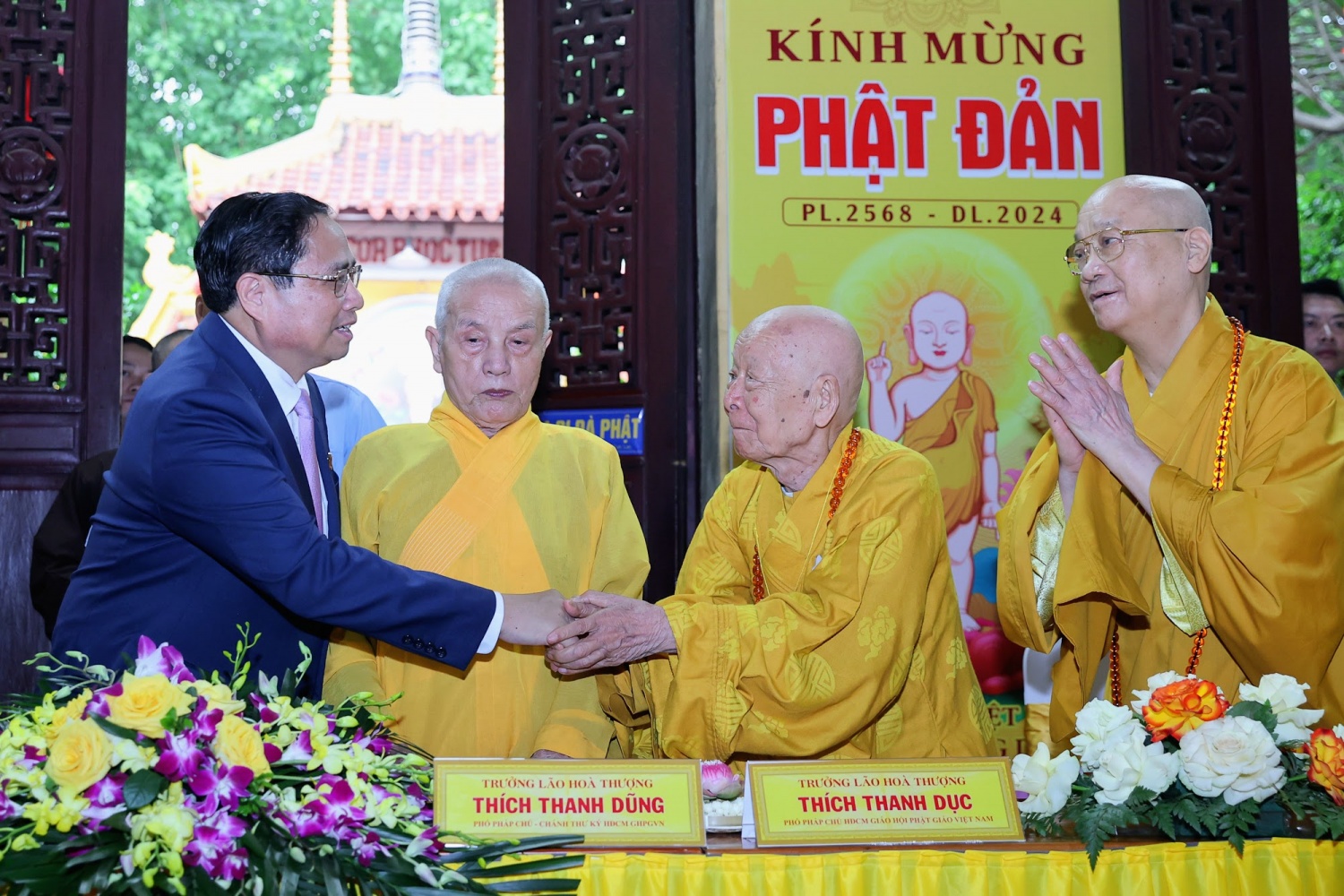 Thủ tướng Chính phủ Phạm Minh Chính với chức sắc, tăng ni, Phật tử tại chùa Quán Sứ, Hà Nội - Ảnh: VGP/Nhật Bắc