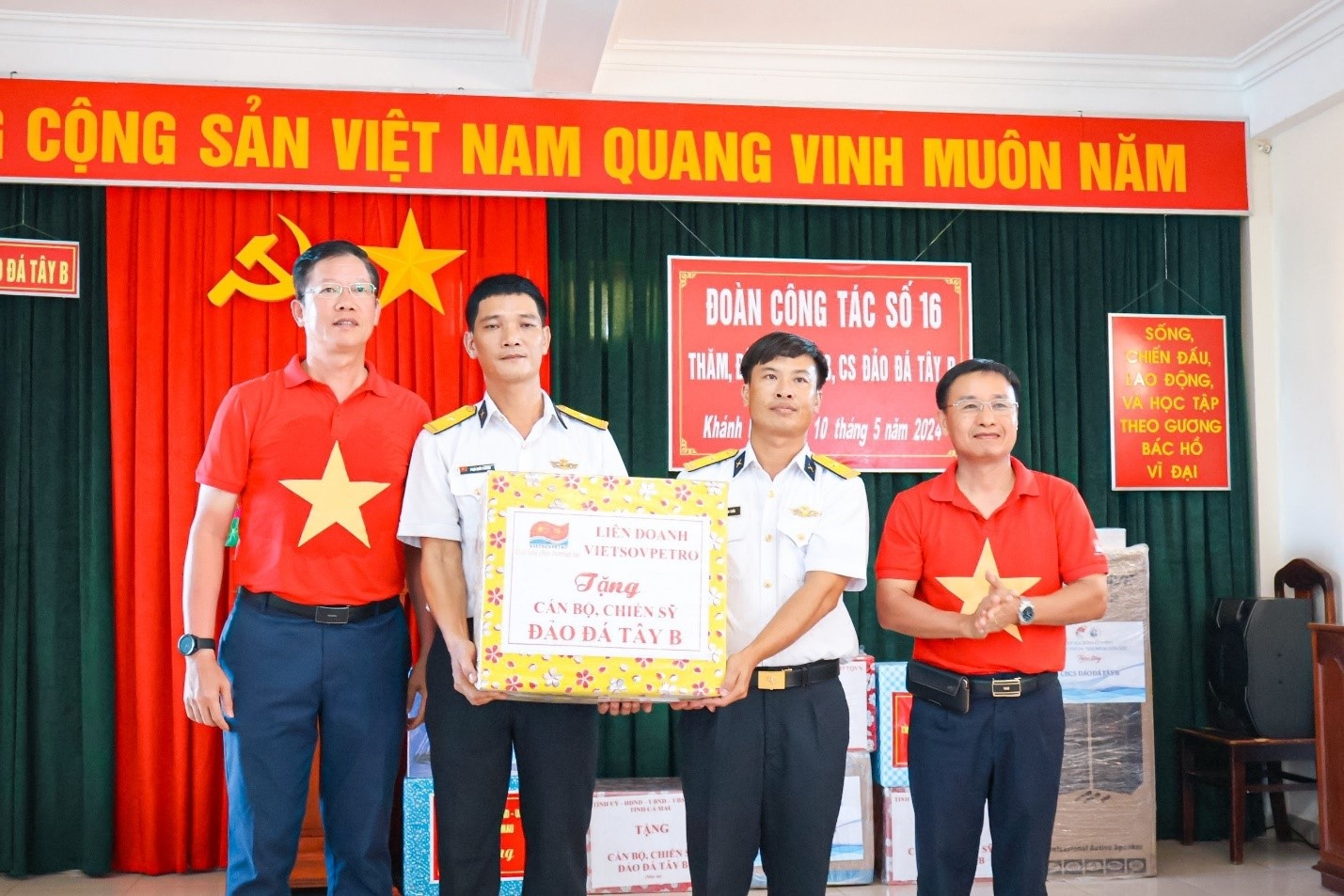 Đoàn Vietsovpetro thăm cán bộ chiến sĩ, nhân dân quần đảo Trường Sa và nhà giàn DK1