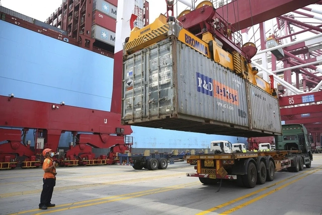 Xuất khẩu suy giảm, cán cân thương mại hàng hóa thâm hụt hơn 2,6 tỷ USD