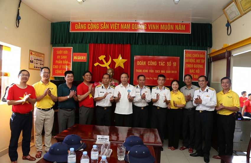 Đoàn công tác PV GAS tham gia chuyến đi thăm quân dân huyện đảo Trường Sa và nhà giàn DK1/9 (Ba Kè) Đoàn công tác PV GAS tham gia chuyến thăm quân, dân huyện đảo Trường Sa và Nhà giàn DK1/9 (Ba Kè)