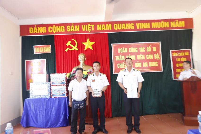 Đoàn công tác PV GAS tham gia chuyến thăm quân, dân huyện đảo Trường Sa và Nhà giàn DK1/9 (Ba Kè)