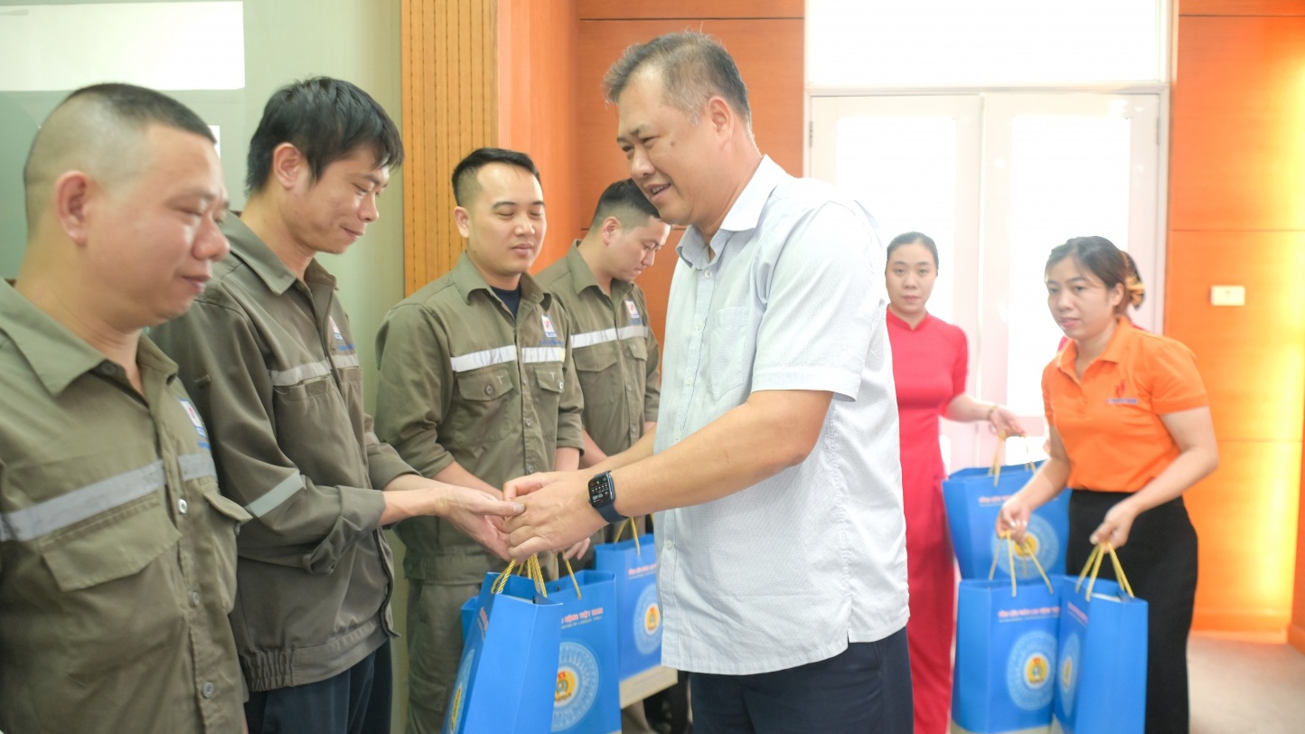 Lãnh đạo Tổng LĐLĐ VN và CĐ DKVN thăm, tặng quà người lao động có hoàn cảnh khó khăn tại VNPoly