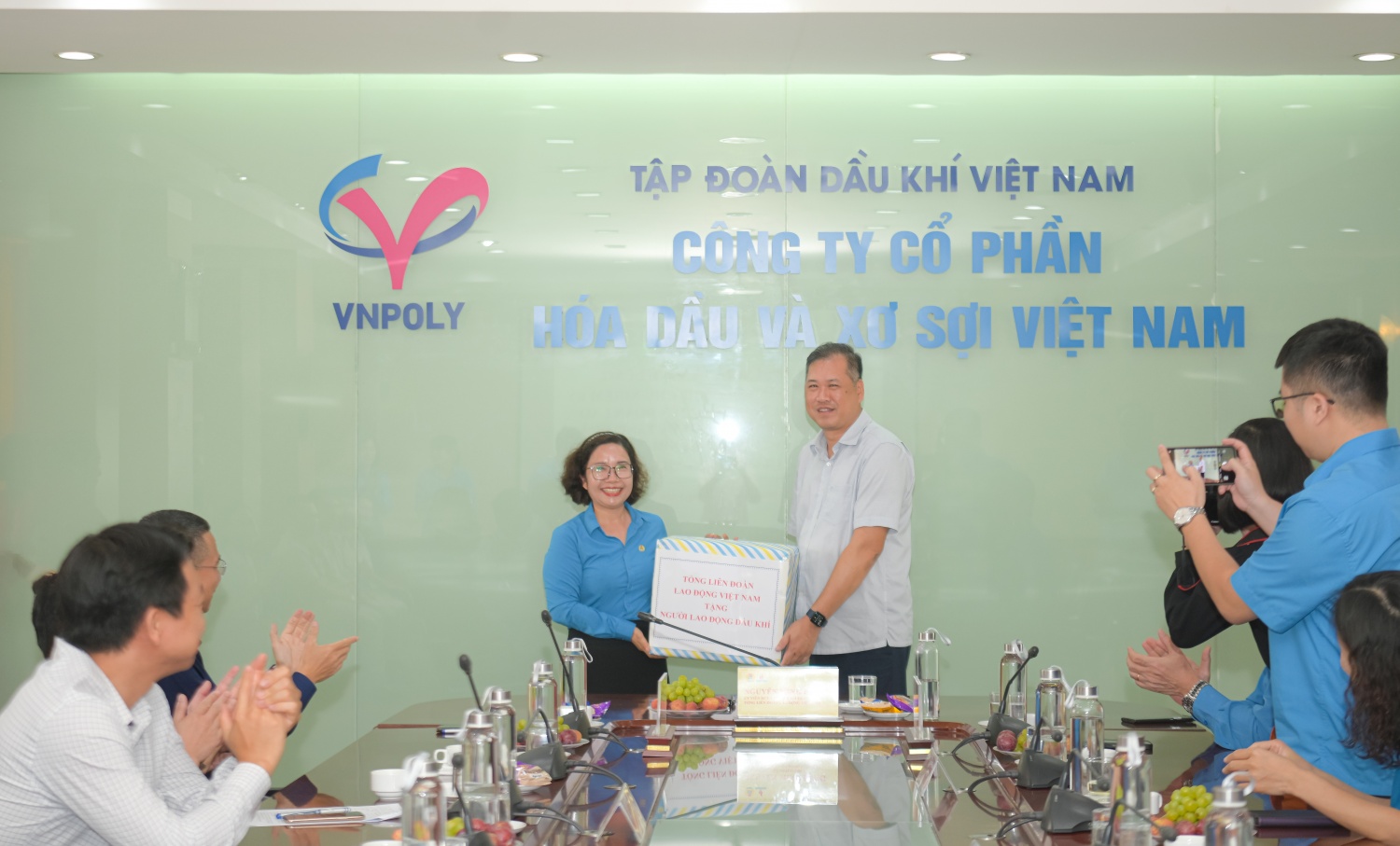 Lãnh đạo Tổng Liên đoàn Lao động Việt Nam và Công đoàn Dầu khí Việt Nam thăm, tặng quà người lao động có hoàn cảnh khó khăn