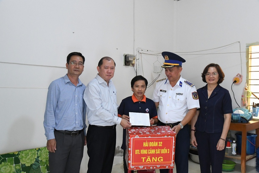 Bộ Tư lệnh Vùng Cảnh sát biển 3 đồng hành với ngư dân Khánh Hòa