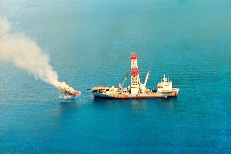 Ngày 24/5/1984, tàu Mikhain Mirchin phát hiện dòng dầu công nghiệp tại giếng BH-5, mỏ Bạch Hổ. (Ảnh tư liệu)