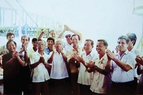 hó Chủ tịch Hội đồng Bộ trưởng Trần Quỳnh cùng với cán bộ lãnh đạo tỉnh Bà Rịa-Vũng Tàu và ngành Dầu khí vui mừng chào đón dòng dầu đầu tiên trên tàu khoan Mikhain Mirchin (năm 1984).
