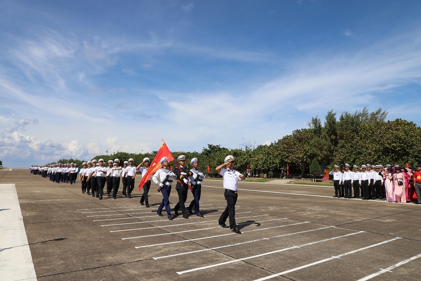 Đoàn công tác PVU thăm, tặng quà, động viên quân, dân trên quần đảo Trường Sa và Nhà giàn DK1/9 (Ba Kè)
