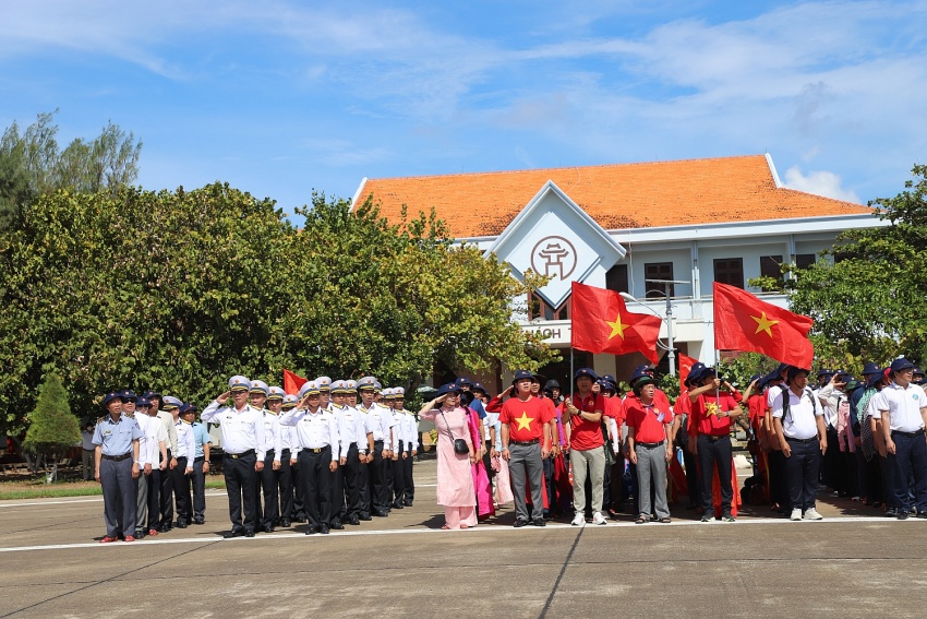 PV College thăm, tặng quà, động viên quân, dân trên quần đảo Trường Sa và Nhà giàn DK1/9 (Ba Kè)