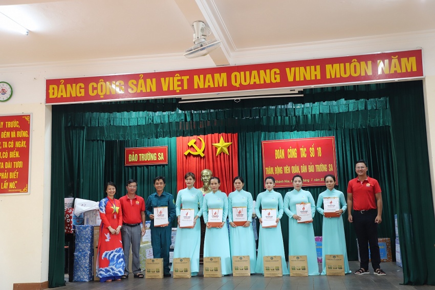 PV College thăm, tặng quà, động viên quân, dân trên quần đảo Trường Sa và Nhà giàn DK1/9 (Ba Kè)