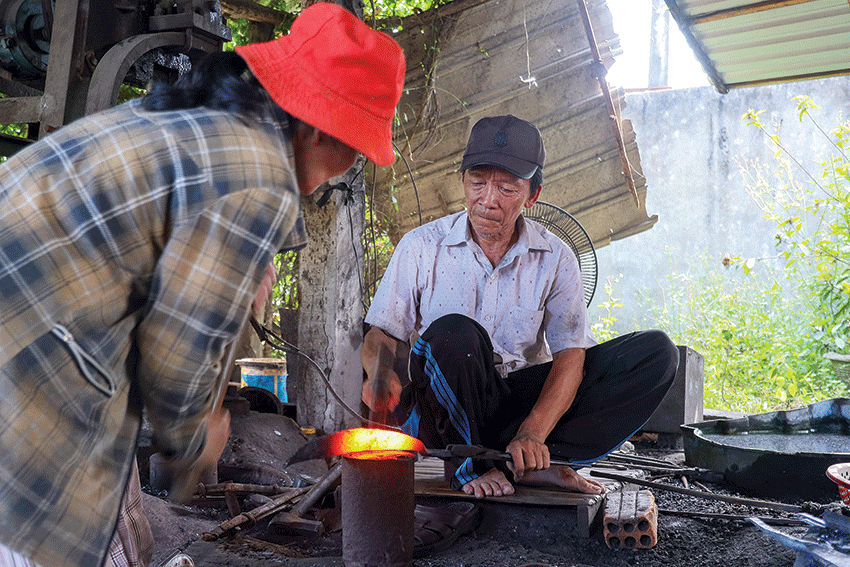 Le lói lửa rèn làng nghề hơn 300 năm tuổi