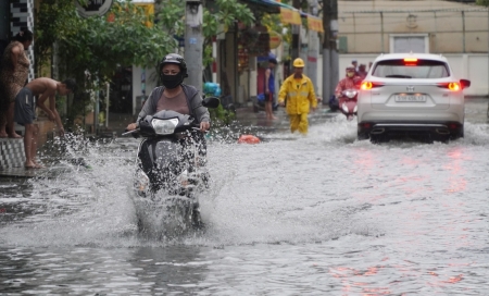 TP Thủ Đức: Nhiều tuyến đường "chìm" trong nước sau trận mưa lớn