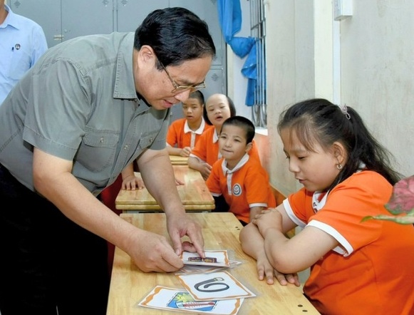 Thủ tướng Phạm Minh Chính thăm, tặng quà Trung tâm Nuôi dưỡng trẻ khuyết tật Hà Nội
