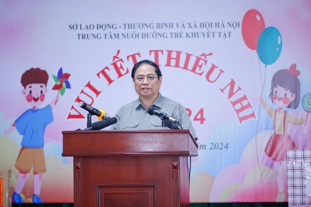 Thủ tướng Phạm Minh Chính thăm, tặng quà Trung tâm Nuôi dưỡng trẻ khuyết tật Hà Nội