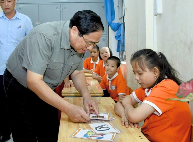 Thủ tướng Phạm Minh Chính thăm, tặng quà Trung tâm Nuôi dưỡng trẻ khuyết tật Hà Nội