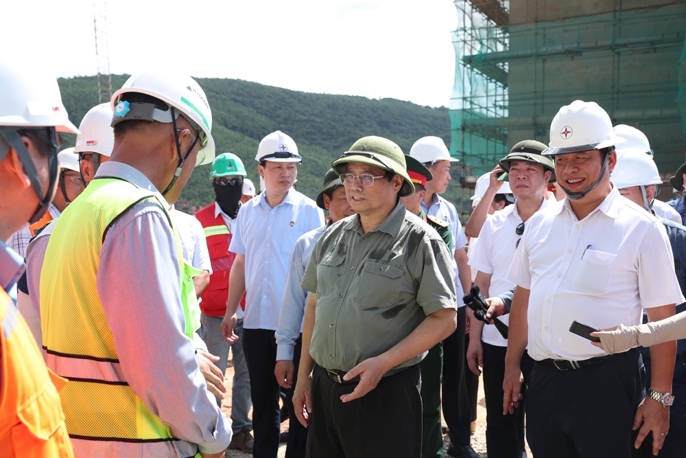 Thủ tướng Chính phủ kiểm tra công trường, động viên lực lượng thi công Dự án Nhà máy Nhiệt điện Quảng Trạch 1