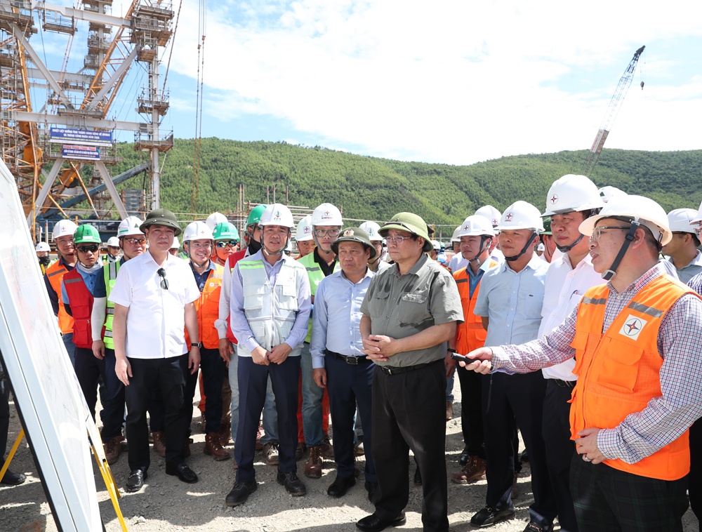 Thủ tướng Chính phủ kiểm tra công trường, động viên lực lượng thi công Dự án Nhà máy Nhiệt điện Quảng Trạch 1