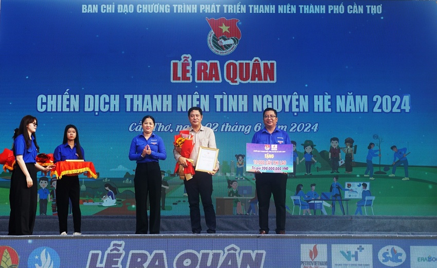 Bà Lư Thị Ngọc Anh, Ủy viên Ban thường vụ Trung ương Đoàn, Bí thư Thành đoàn Cần Thơ (bìa trái) tặng thư cảm ơn PV Drilling tài trợ TP Cần Thơ 10.000 cây xanh.