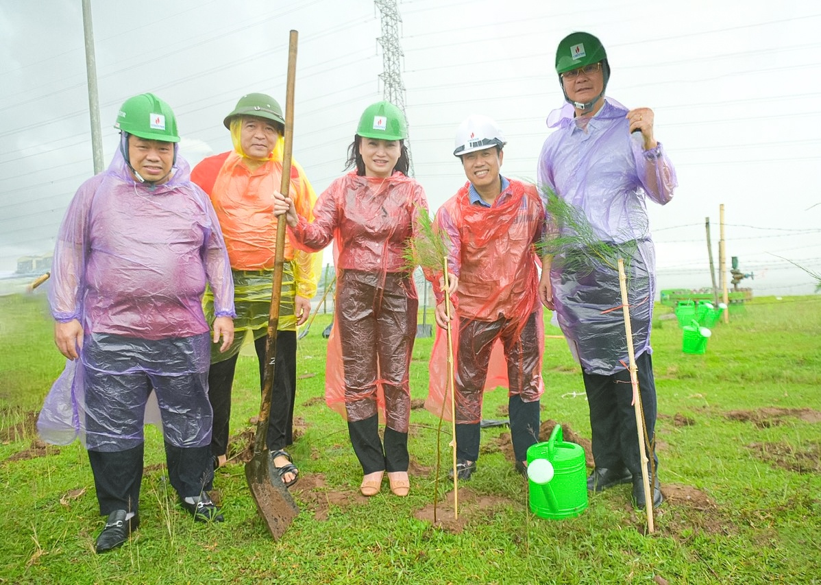 Các đại biểu trồng cây xanh tại Vườn cây Công đoàn Dầu khí, Nhà máy Nhiệt điện Thái Bình 2