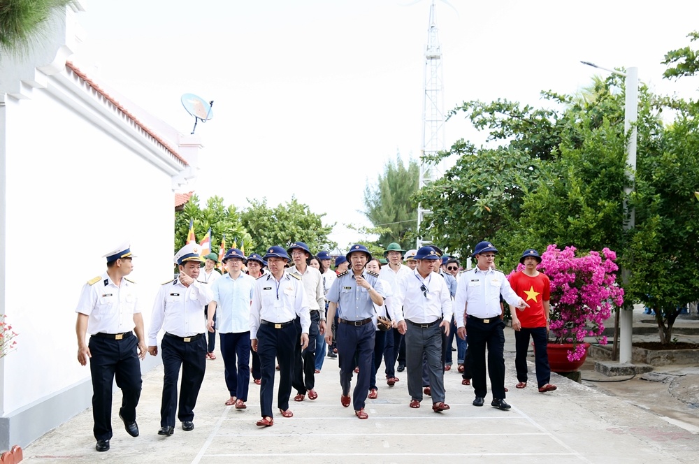 Đoàn công tác Petrovietnam thăm và động viên chiến sĩ đảo Sinh Tồn Đông