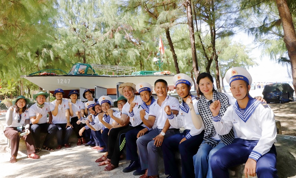 Đoàn công tác Petrovietnam thăm và động viên chiến sĩ đảo Sinh Tồn Đông