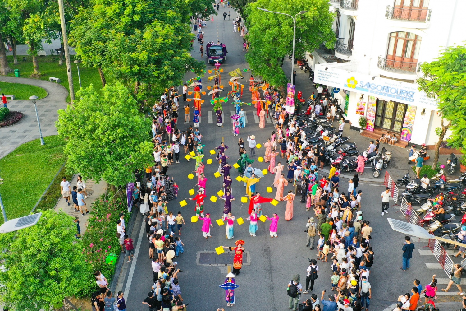 Màn trình diễn khuấy động đường phố trung tâm TP Huế bằng những tiếng trống và điệu múa đẹp mắt của đoàn nghệ thuật Thái Nghi Đường (Huế) cùng nhóm nhảy hiphop đến từ Trung tâm đào tạo khiêu vũ Cergy Pháp trên nền nhạc rộn ràng.