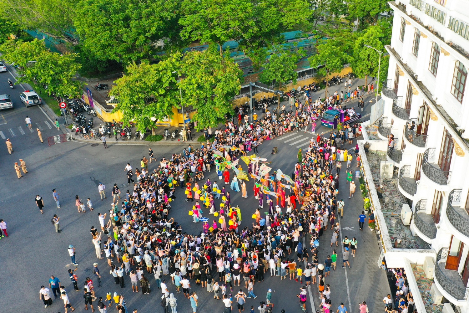 Người dân, du khách đều rất vui khi được hòa mình giữa dòng người đông đúc và không khí lễ hội rộn ràng trong những ngày mùa hè nắng đẹp xứ Huế.