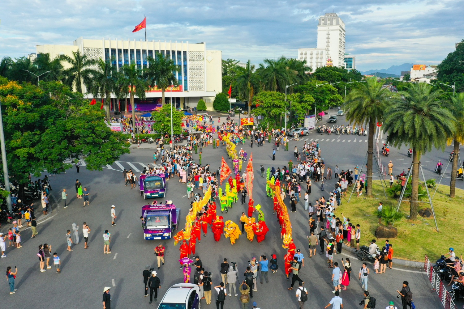 Nghệ sĩ bốn phương khuấy động đường phố Huế